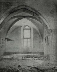 pohled od vchodu z hlavní lodi do presbytéře