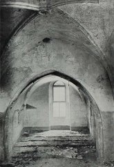 pohled z presbytáře do hlavní lodi