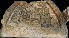 tympanon se vzkříšením Lazara z portálu kostela (vystaven je lapidáriu Národního muzea)