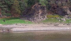 zbytky kapličky při nízké hladině vody v přehradě