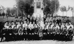 historické foto kapličky (v pozadí)