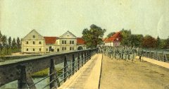 historické foto kaple (v pozadí, za levým chodníkem na mostě)
