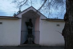 současné umístění sochy v ulici Na sádkách - pohled zepředu 