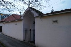 současné umístění sochy v ulici Na sádkách - pohled zepředu zprava