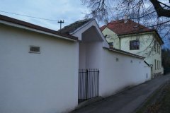 současné umístění sochy v ulici Na sádkách - pohled zepředu zleva