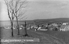 historické foto vsi s kostelem