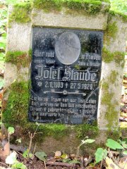 jediný zčásti zachovalý hrob tragicky zemřelého - detail náhrobku