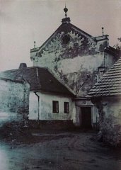 starší foto synagogy s přistavěným domkem kantora