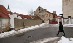 synagoga v okolní zástavbě