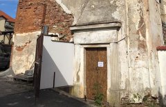 obnovený vchod do synagogy