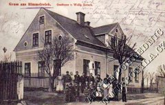 historické foto kapličky (za shromážděnými lidmi)