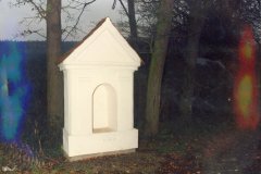 nová kaplička zepředu zleva