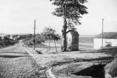 historické foto kaple s vojenskou hlídkou