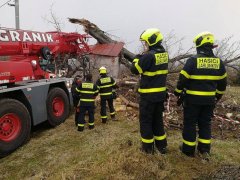 hasiči odstraňují strom spadlý na kapli