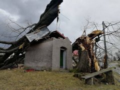 kaple poničená spadlým stromem - pohled zepředu zleva