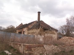 poškozené budovy hospodářského zázemí