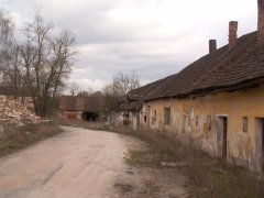 poškozené budovy hospodářského zázemí