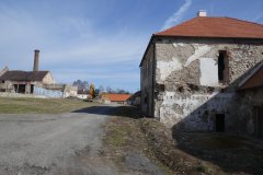 poškozené budovy hospodářského zázemí