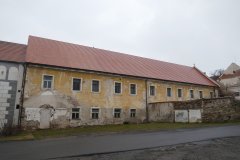 poškozené budovy hospodářského zázemí