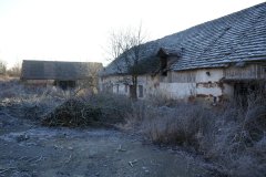 poškozené budovy hospodářského zázemí