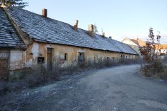 poškozené budovy hospodářského zázemí