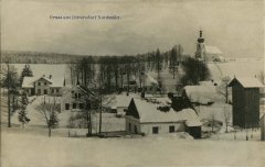 dobová pohlednice vsi s kostelem