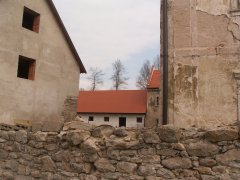 pohled zleva (do dvora)