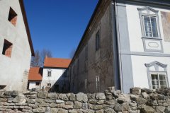 pohled zezadu zleva