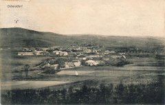 historické foto města s kaplí (v popředí)