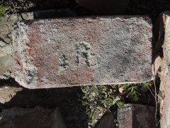 detail cihly ze zřícené kapličky