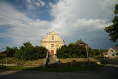 celkový pohled na zvonici a kostel