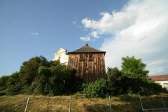 pohled na zvonici a kostel za ní