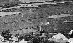 historické foto kapličky (bílá čárka vlevo nahoru od vzdálenější kapličky)