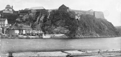 historická fotografie s věží zvonice (vpravo od baziliky)