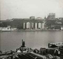 historické foto zvonice (na horizontu vlevo od kostela)