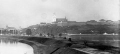 historické foto s věží zvonice (vpravo od baziliky)