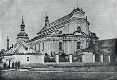 historické foto kostela se zvonicí (v pozadí)