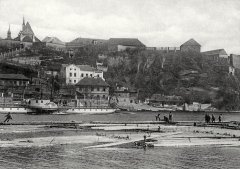 historické foto zvonice (zcela vlevo na horizontu)