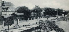historické foto se zvonicí (na horizontu vlevo od kostela)