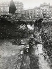 pozůstatky severního průčelí kostela odhalené při archeologických vykopávkách