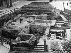 odhalené zdivo kostela během archeologického průzkumu (v levé části snímku)