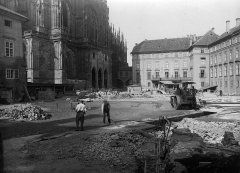 obnova III. nádvoří Pražského hradu krátce po archeologickém průzkumu