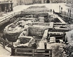 odhalené zdivo kostela během archeologického průzkumu (v levé části snímku)