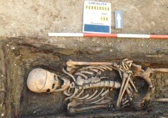 archeologický průzkum - jeden z pohřbených vojáků
