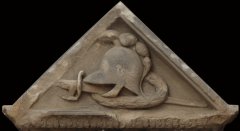 archeologický průzkum - část náhrobku reliéfně zdobeného insigniemi těžké jízdy