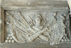archeologický průzkum -  reliéf z pískovce (náhrobek s dělostřeleckými insigniemi)