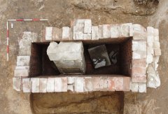 archeologický průzkum - jedna ze zděných cihlových hrobek s náhrobky