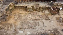 odkryté hromadné hroby při archeologickém průzkumu