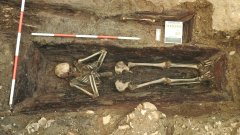 odkrytý hrob při archeologickém průzkumu