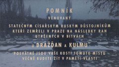 jedna z pamětních desek na pomníku od ruského cara